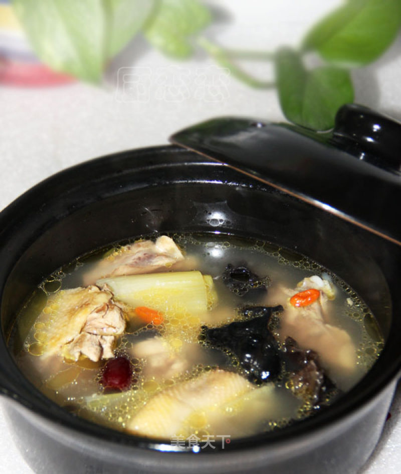 Jujube Chicken Soup with Fungus recipe