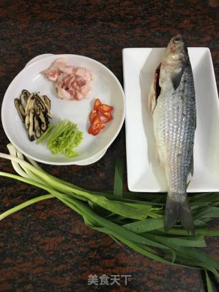 Braised Mullet with Garlic Sprouts recipe