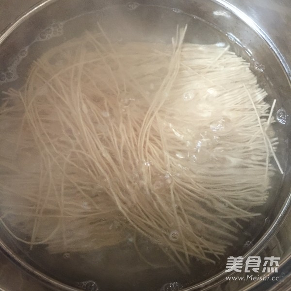 Fried Noodles with Squid recipe
