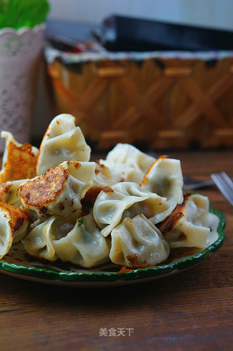 #春食野菜香# Fried Dumplings with Wild Parsley recipe