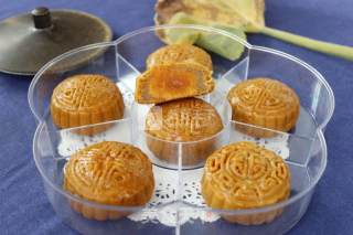 Cantonese Egg Yolk Mooncake recipe