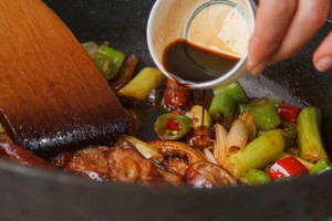 Stir-fried Pork Sausage with Green Garlic and Pepper recipe