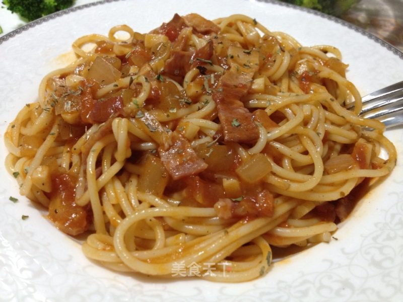 Spaghetti with Tomato Sauce and Bacon recipe