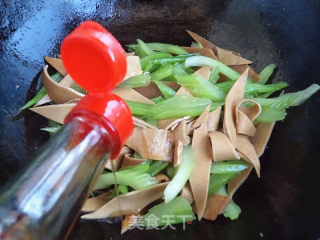 Fried Celery with Bean Curd recipe