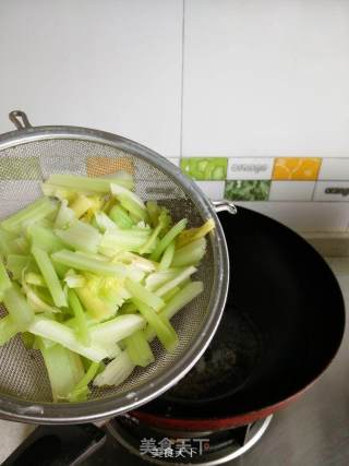 Stir-fried Shrimps with Diced Celery recipe