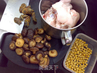 Mushroom and Soy Trotter Soup recipe