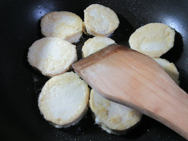 Roasted Round Vegetarian Chicken with Tiger Skin and Egg recipe