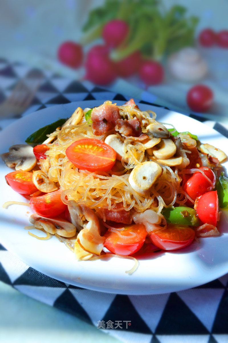 Quick Lunch for Office Workers-fried Rice Noodles with Bacon recipe