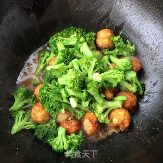 Braised Broccoli with Tomato Sauce and Quail Eggs recipe