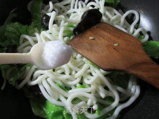 Stir-fried Potato Vermicelli with Black Fungus and Cabbage recipe