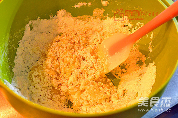 Mooncakes with White Lotus Paste and Egg Yolk recipe