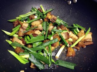 Fried Pork with Garlic Sprouts#肉肉厨 recipe