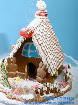 Decorating A Gingerbread House