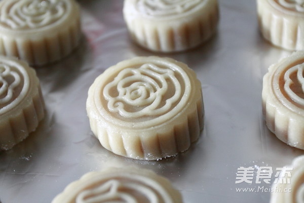 Cantonese-style Lotus Paste and Egg Yolk Mooncakes recipe