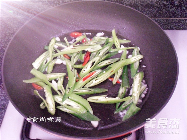 Stir-fried Sausage with Hang Pepper recipe