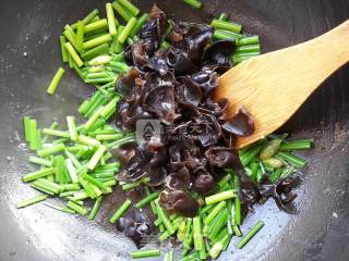 Scrambled Eggs with Chives and Black Fungus recipe