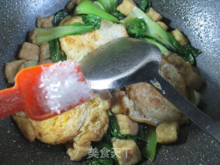 Roasted Duck Eggs with Small Oil Tofu and Green Vegetables recipe