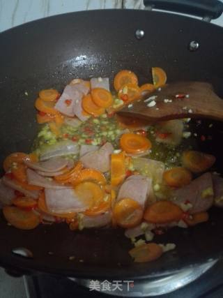 Stir-fried Pasta with Spicy Carrots and Ham recipe