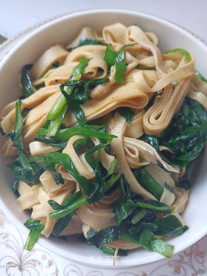 Stir-fried Tofu Skin with Leeks recipe