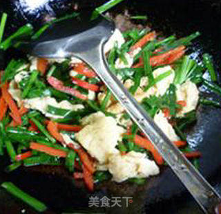 Fried Chives with Red Pepper and Egg recipe