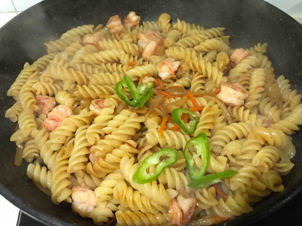 Black Pepper Shrimp Spiral Noodles recipe