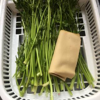 Celery Mixed with Bean Curd recipe