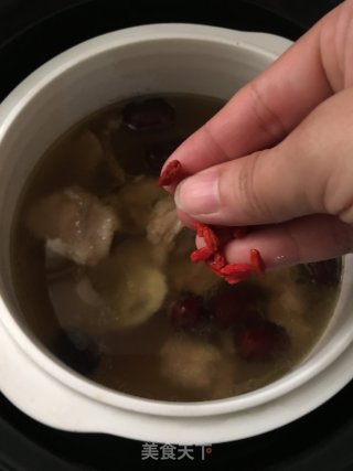 Stewed Chicken Soup with Angelica, Red Dates and Wolfberry recipe