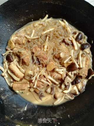 Braised Pork Ribs with Crab Mushroom Vermicelli recipe