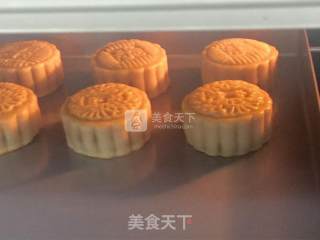 Cantonese-style Lotus Paste and Egg Yolk Mooncakes recipe