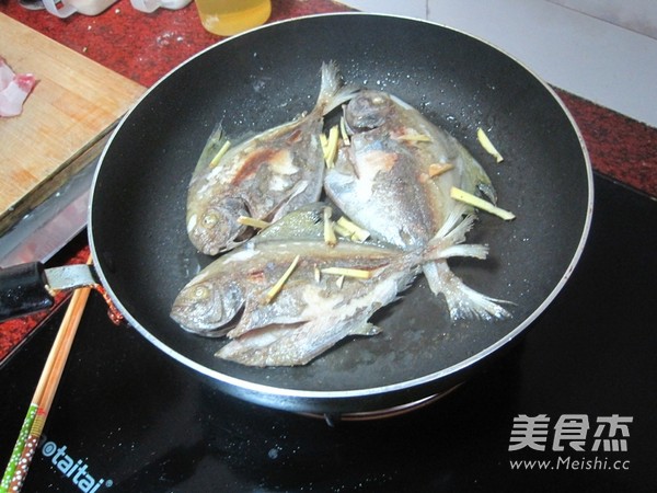 Fried and Braised Crucian Pomfret recipe