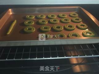 #aca烤明星大赛# Spinach Biscuit Ring (very Suitable for Baby's Teething Biscuits) recipe
