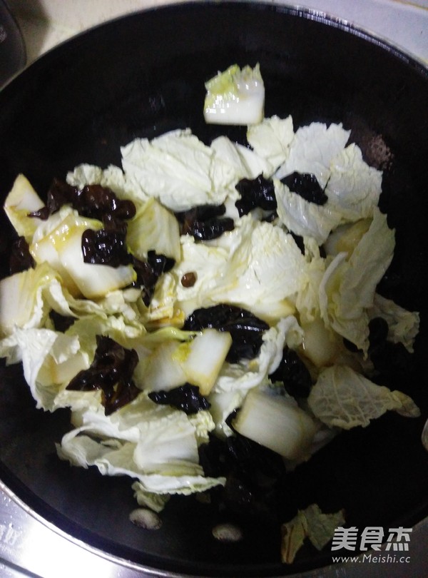 Stir Fried Fungus with Cabbage recipe