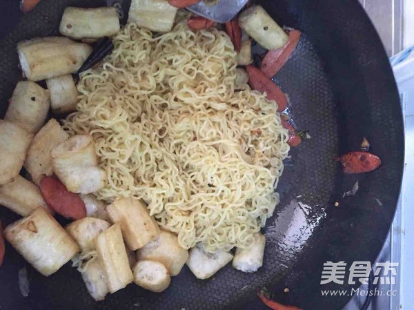 Fried Instant Noodles with Fried Dough Sticks recipe