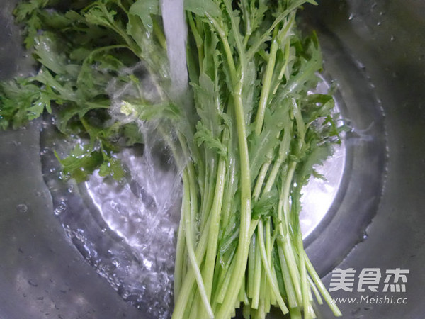 Stir Fried Chrysanthemum with Fresh Shrimp recipe