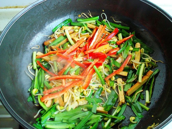 Stir-fried Soy Sprouts with Leek recipe