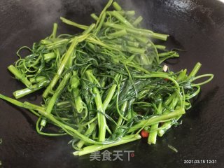 Spicy Stir-fried Water Spinach recipe