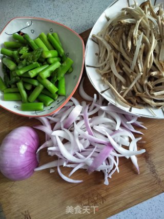 Stir-fried Asparagus with Tea Tree Mushroom recipe