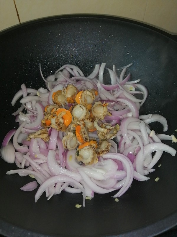 Simple and Delicious~~ Fried Scallop Meat with Onion recipe