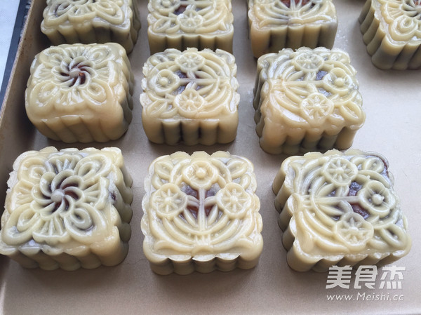 Cantonese Bean Paste Egg Yolk Mooncake recipe