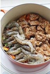 Braised Pork Ribs and Shrimp in A Dry Pot---creating Creative Dishes in A Cast Iron Pot recipe