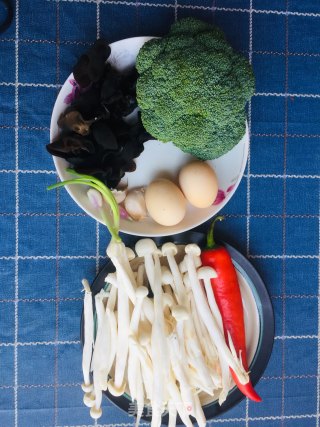 Scrambled Eggs with Broccoli, Seafood, Mushroom and Fungus recipe