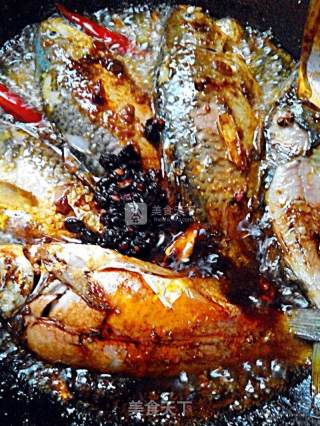 Pan-fried Small River Crucian Carp recipe