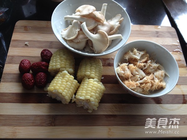 Hericium and Corn Chicken Soup recipe