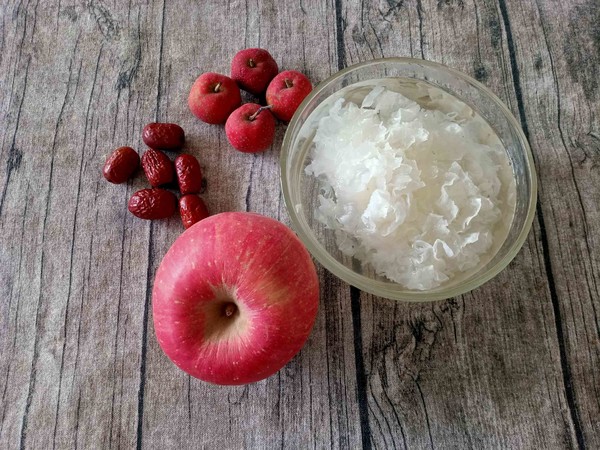 Tremella, Apple and Red Fruit Soup recipe