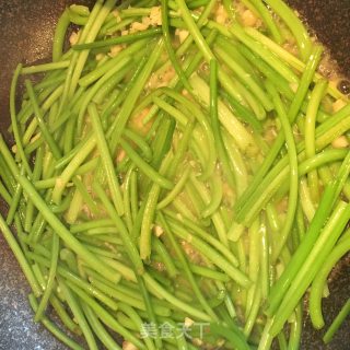 Stir-fried Sweet Potato Leaves with Garlic recipe