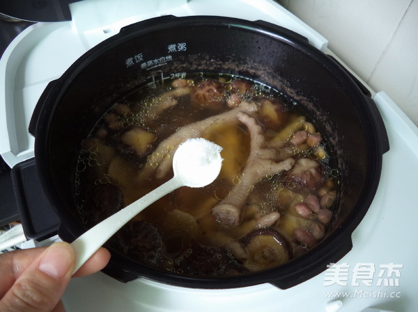 Mushroom Chicken Feet Peanut Soup recipe