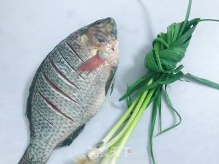 Braised Fushou Fish with Garlic Seedlings recipe