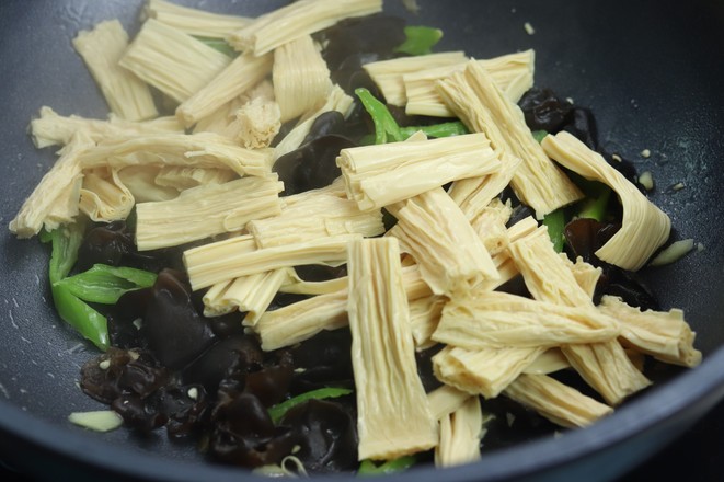 Fried Yuba with Fungus recipe