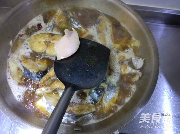 Spanish Mackerel Stewed with Garlic Sprouts recipe