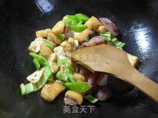 Stir-fried Tofu with Hot Pepper and Spicy Sausage recipe